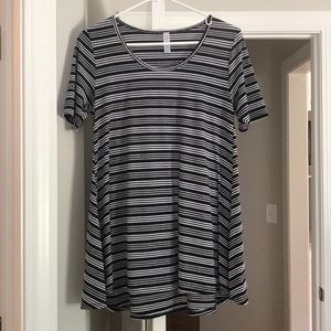 Lularoe xs Perfect tee